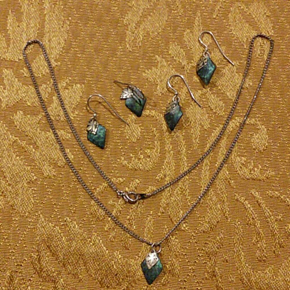 Ear and necklace set - Picture 1 of 3
